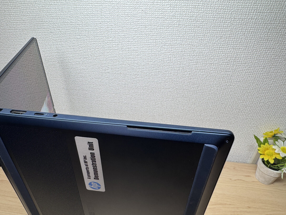 スピーカーから音を出している様子