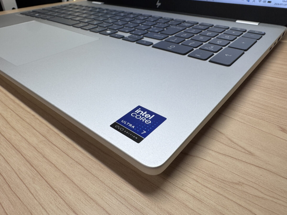 キーボード面のIntel Core Ultra 7ステッカー
