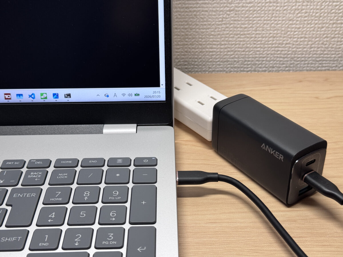 Anker製USB-C充電器で充電している様子