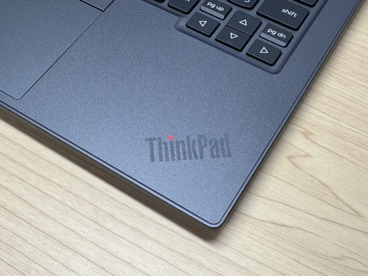 パームレストのThinkPadロゴ