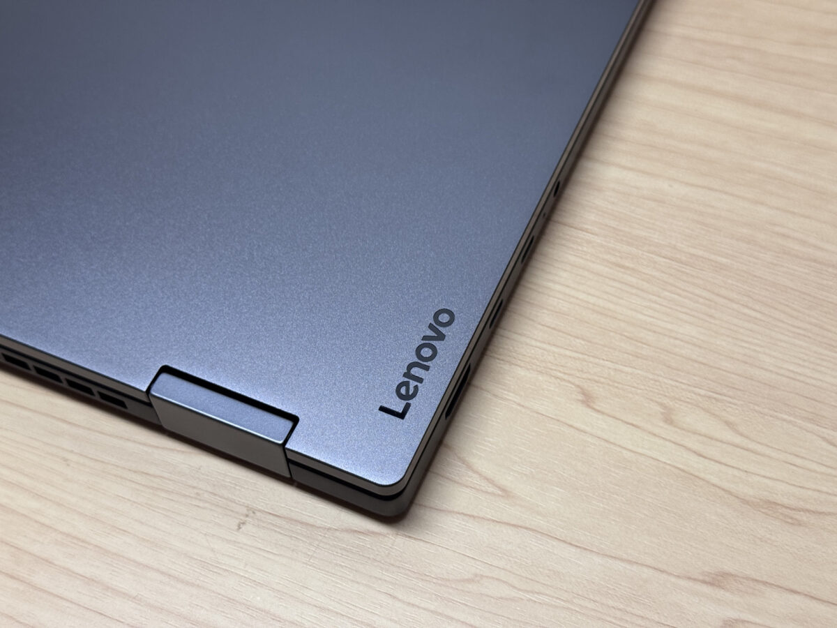 天板の角にあるLenovoロゴ
