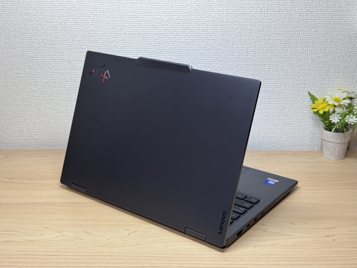 ThinkPad X1 2-in-1 Gen 11 Aura Editionの天板を斜めから