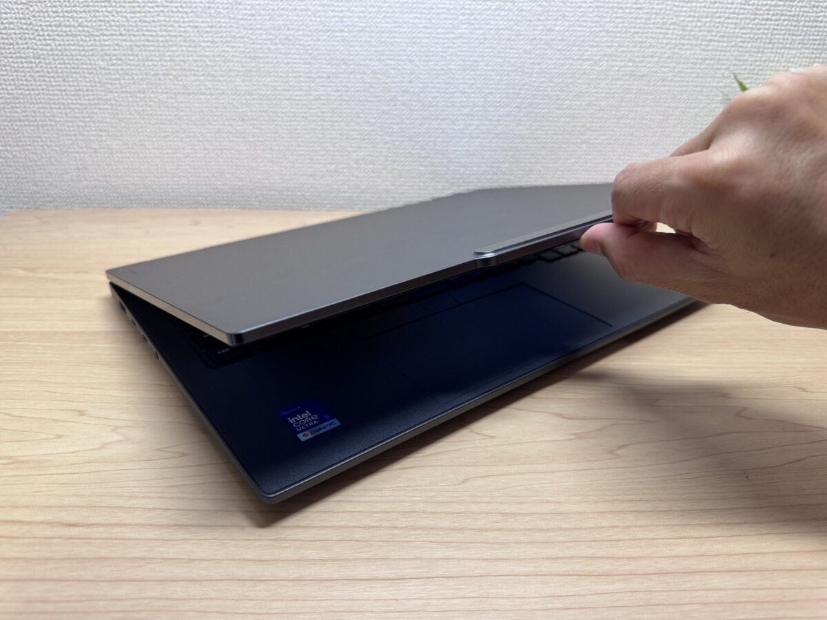 片手でフタを開ける様子