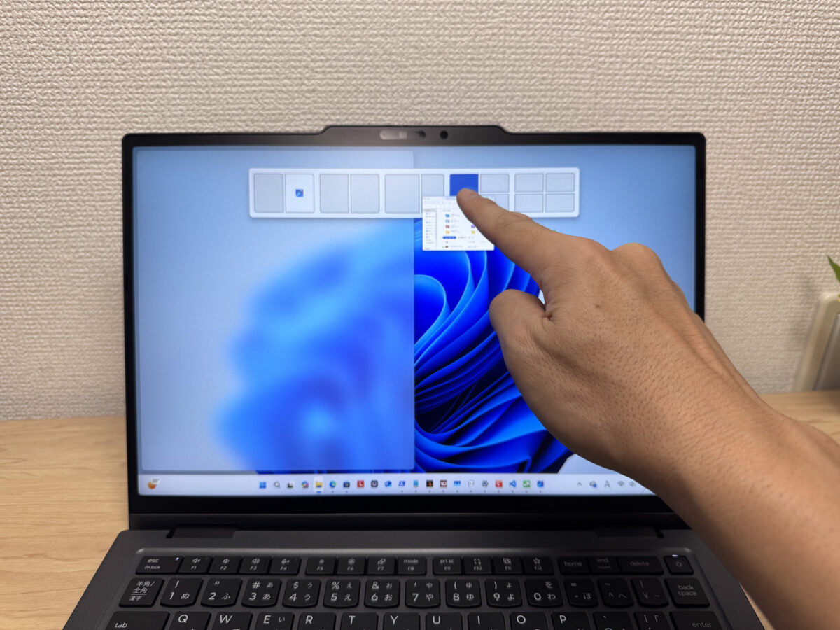 指でタッチ操作している様子