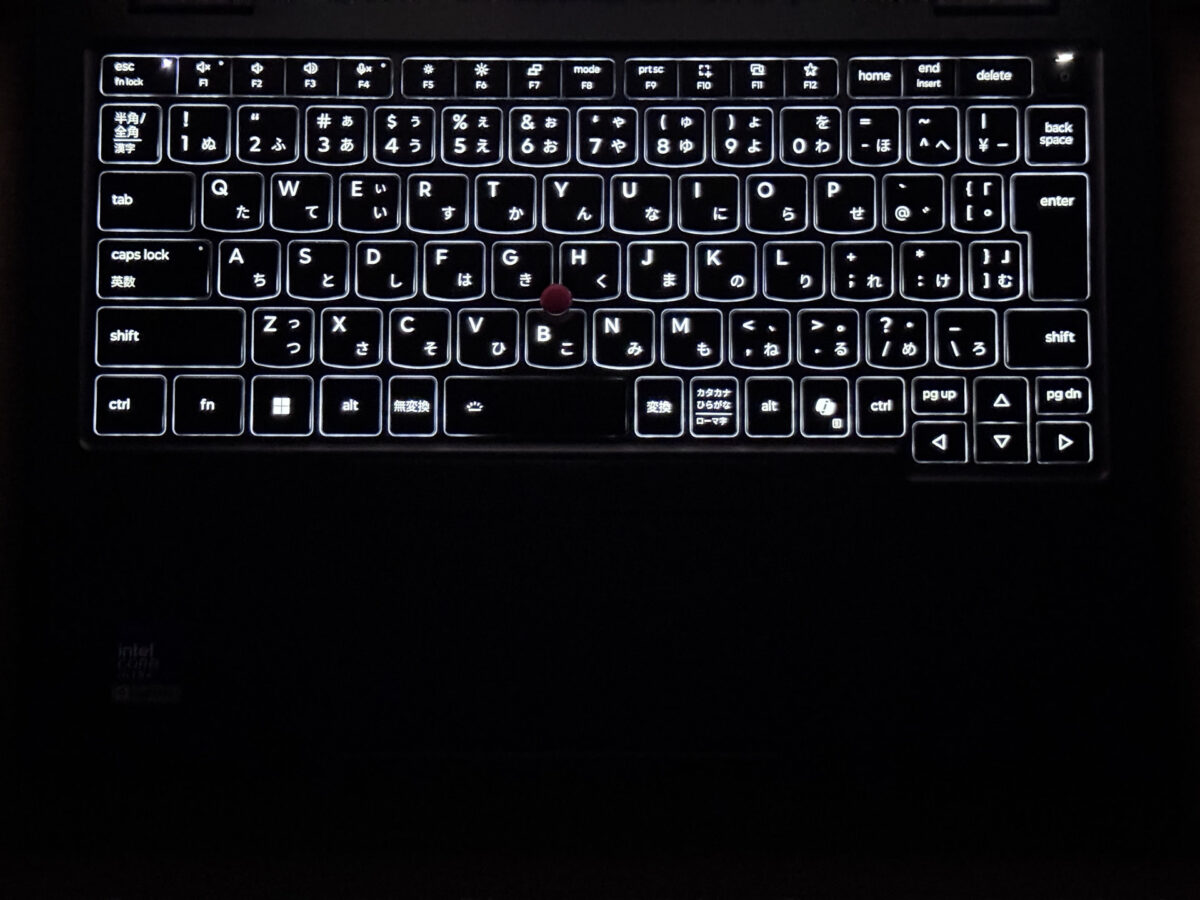 バックライトを点灯したキーボード