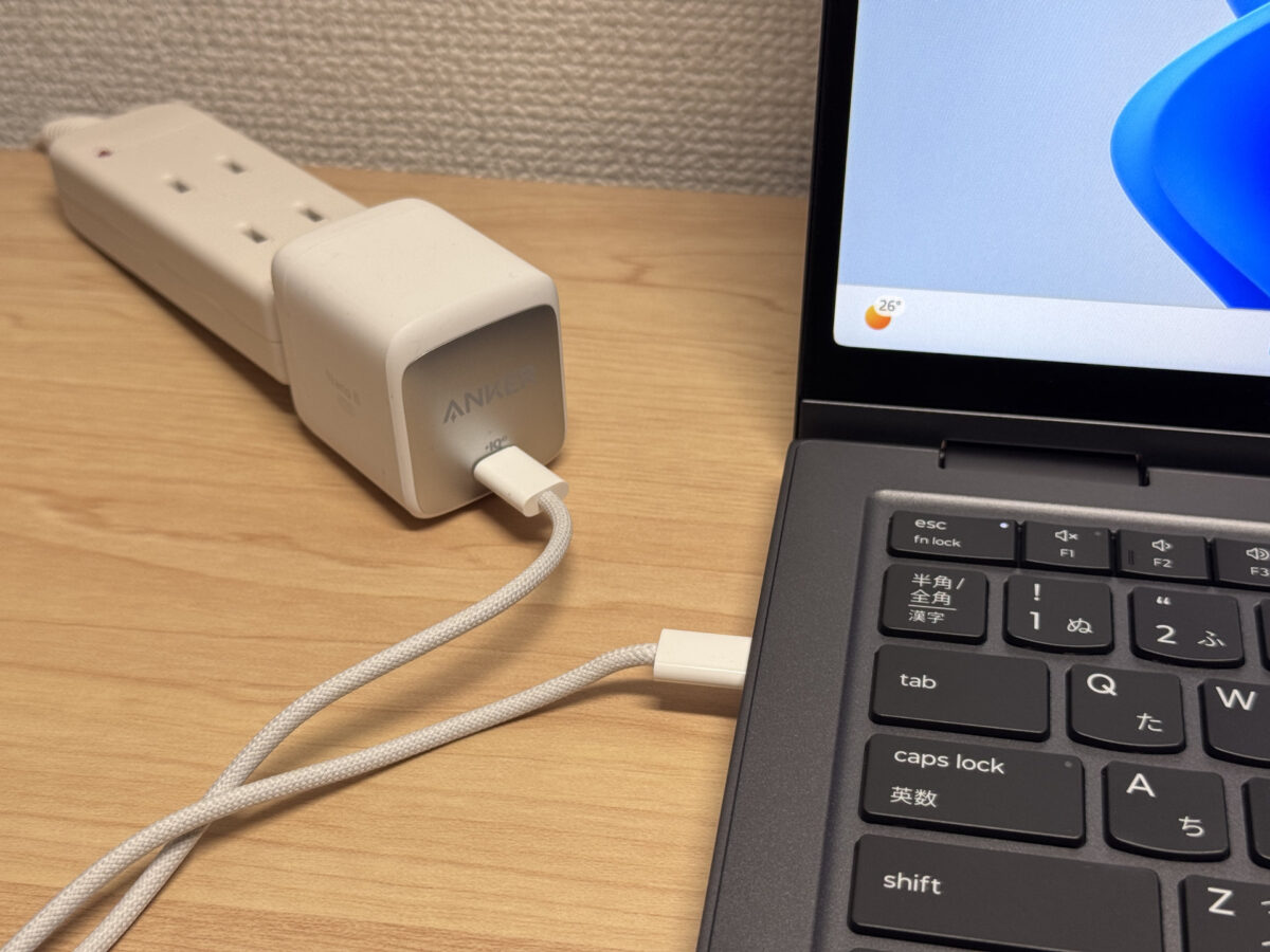 小型のAnker製USB-C充電器で充電している様子