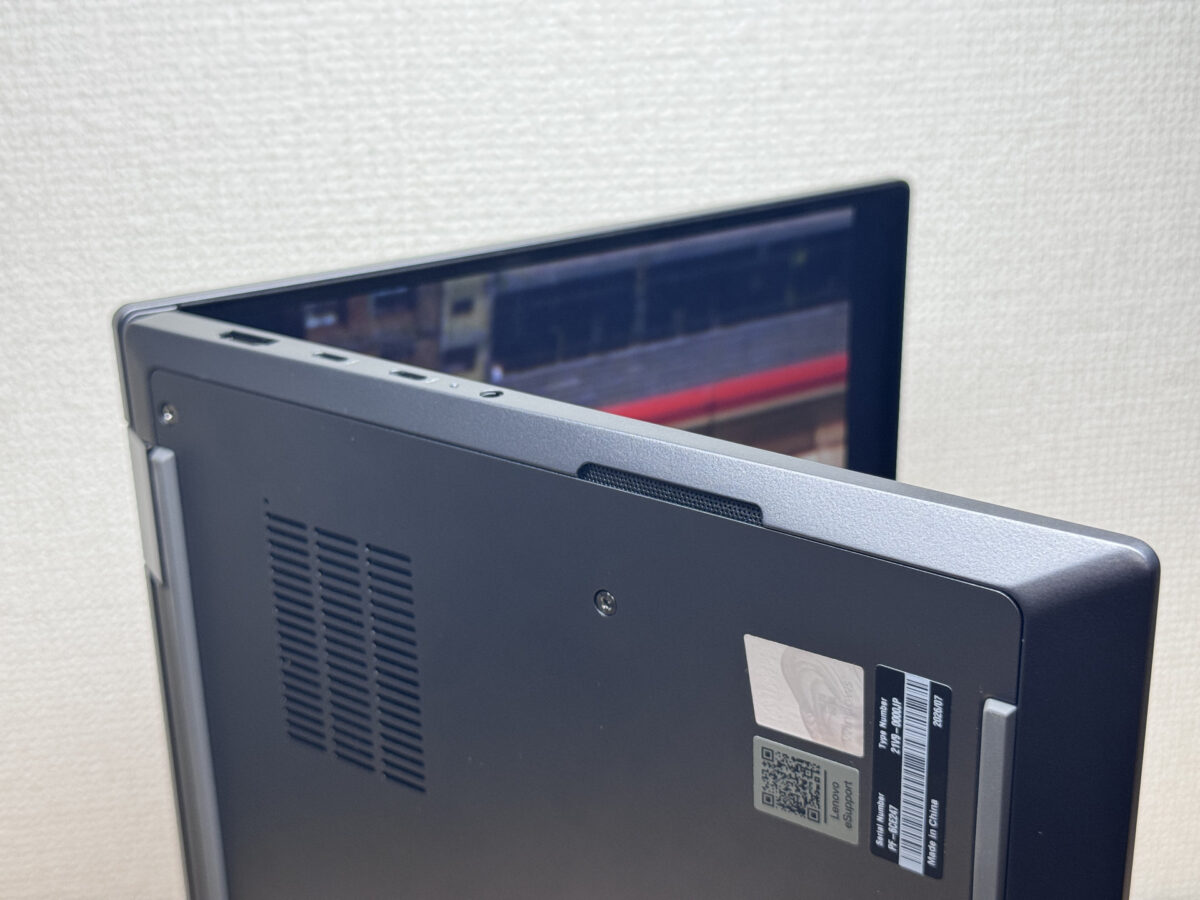 側面のスピーカー位置