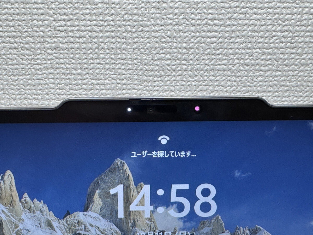 顔認証でサインインしている様子